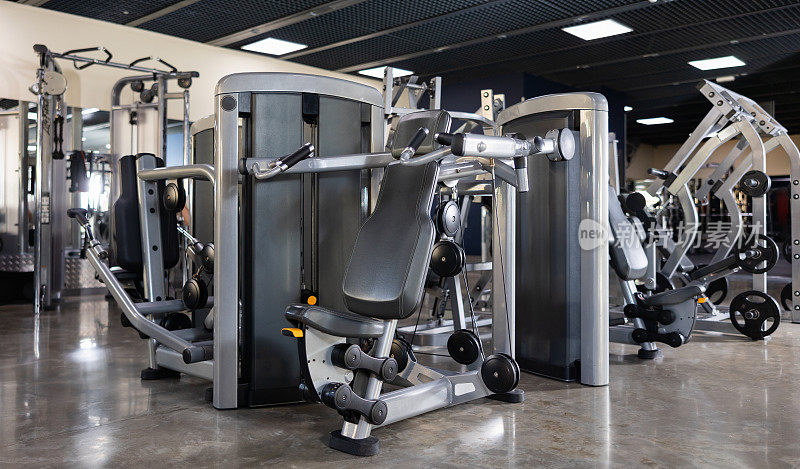 现代健身中心的内部。Techno Gym模拟器